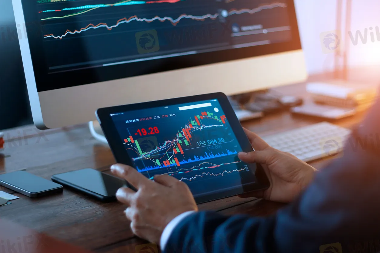 Businessman-trading-forex-using-tablet-and-computer.jpg Businessman-trading-forex-using-tablet-and-computer.jpg
